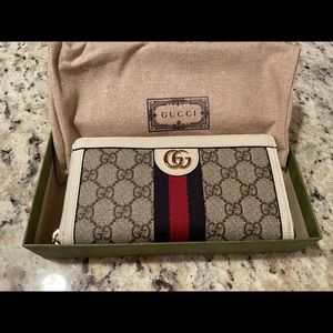 Gucci zipper wallet